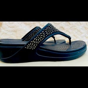 LIKE NEW!! Size 10 crocs flip flops